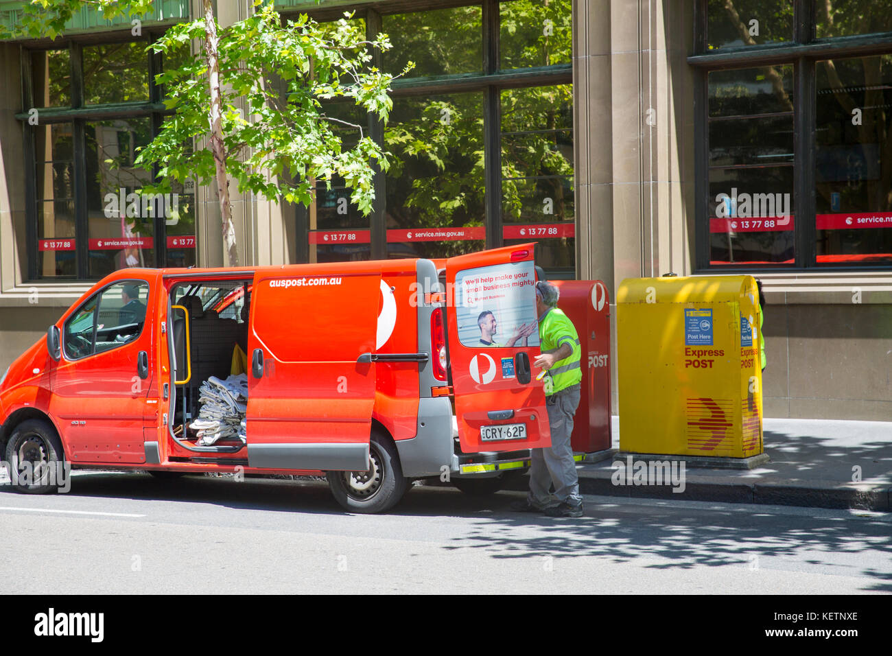 Australia Post Postbote sammelt E-Mails und Briefe von Briefkästen im Stadtzentrum von Sydney, Australien Stockfoto