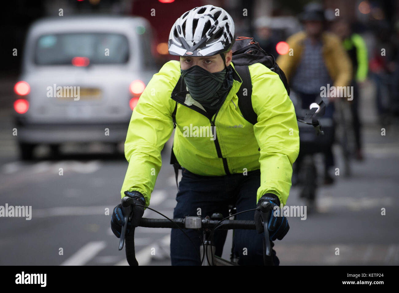 Radfahrer in Bloomsbury, im Zentrum von London, als Bürgermeister von London, startet Sadiq Khan die £10-a-day Toxicity Charge (T-Charge) in London. Stockfoto