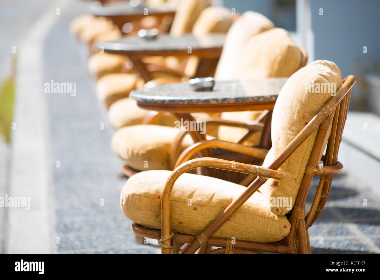Weichen Sesseln und Tischen in einem Street Cafe Stockfoto