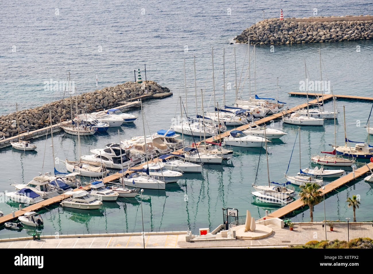 Mgarr, Malta - Oktober, 2014: Schiffe und Boote im Hafen von Mgarr Stockfoto