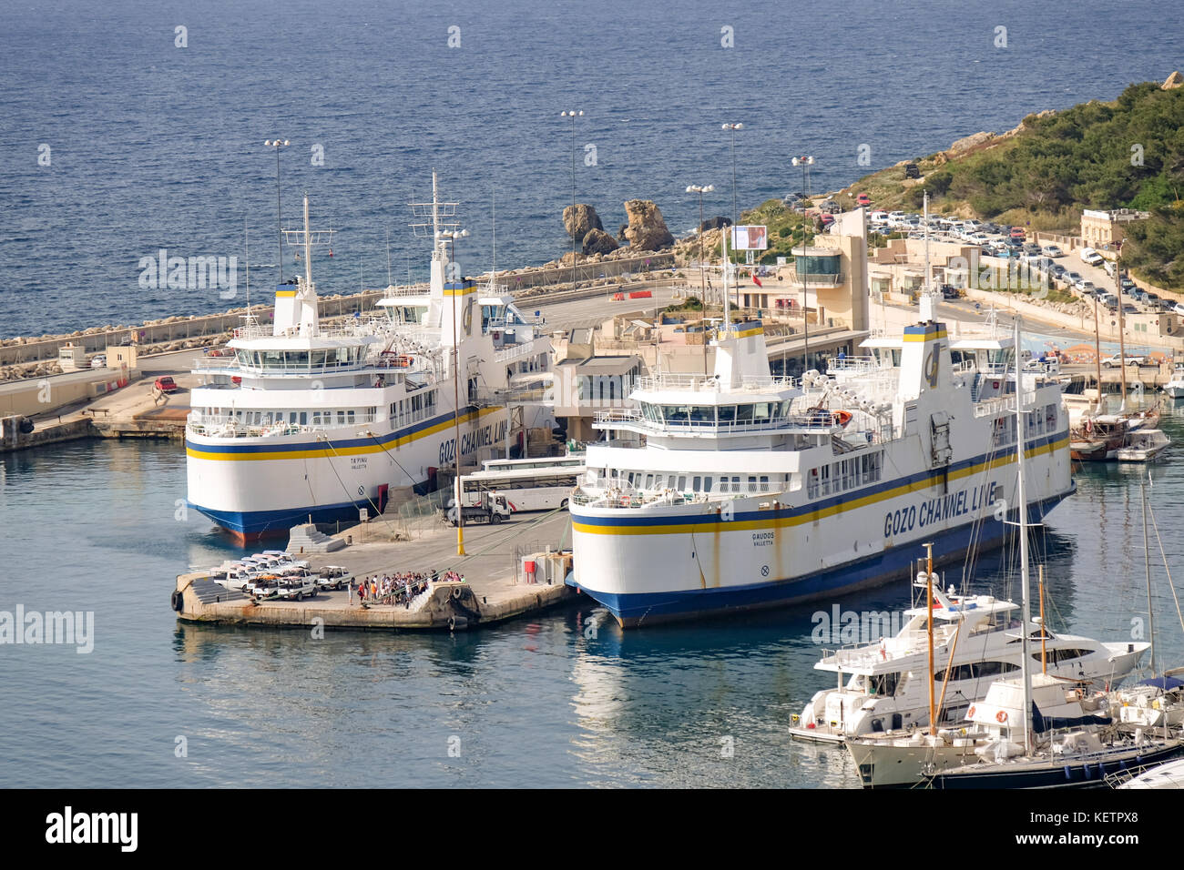 Mgarr, Malta - Oktober, 2014: Schiffe und Boote im Hafen von Mgarr Stockfoto