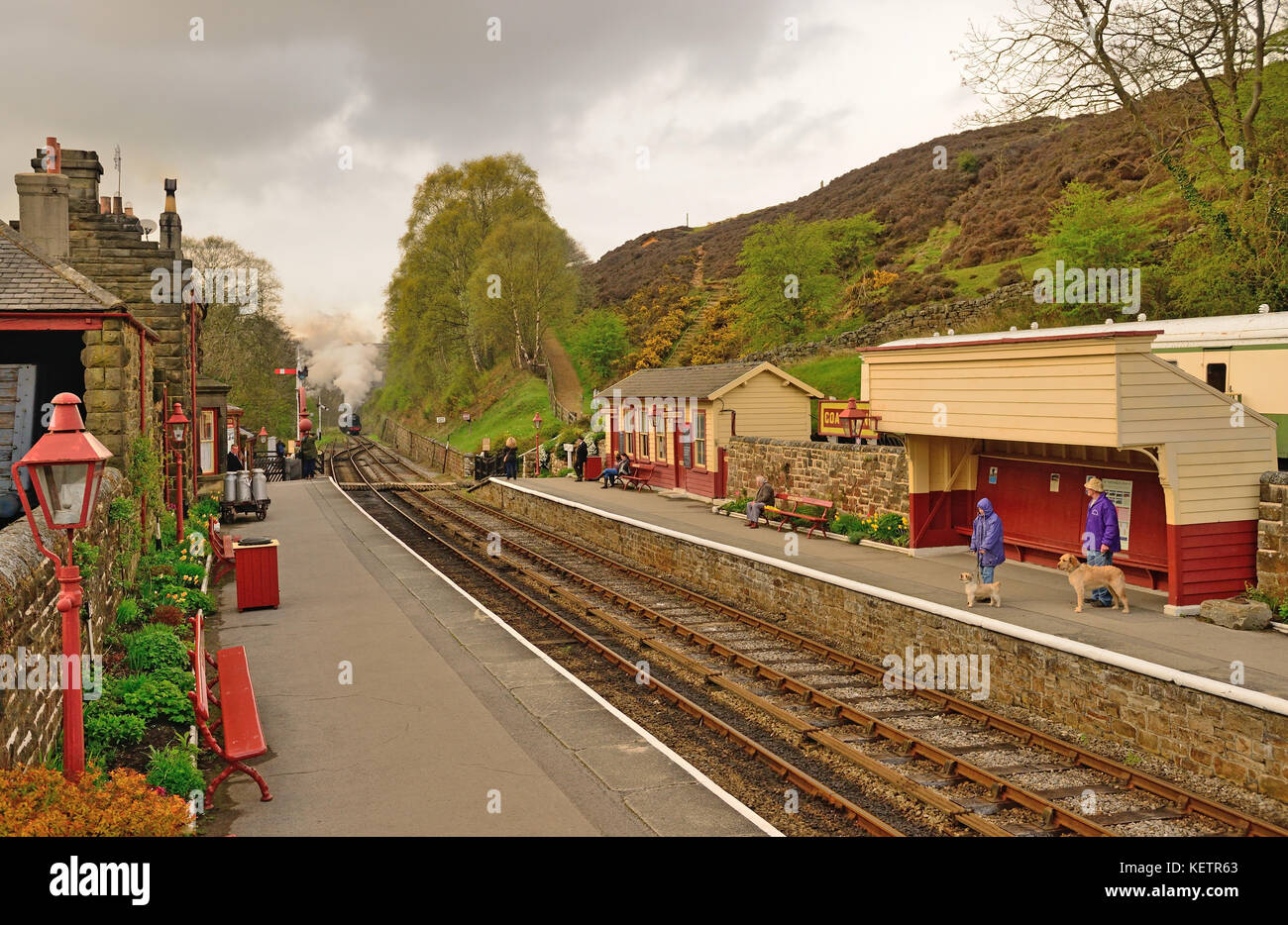 Der Dampfzug nähern jetzt ...... Goathland Station, auch bekannt als Aidensfield und Hogsmeade. Stockfoto