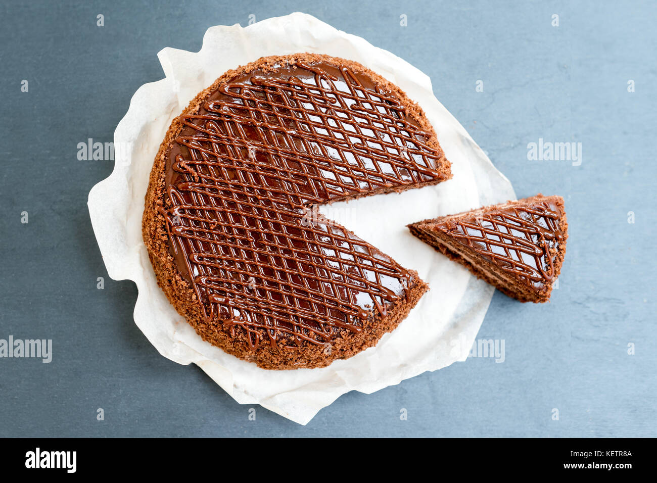 In Scheiben geschnitten leckere Schokoladenkuchen auf schiefer Tisch. Stop Diät Konzept, Ziel und Ende für gesundes Essen. Stockfoto