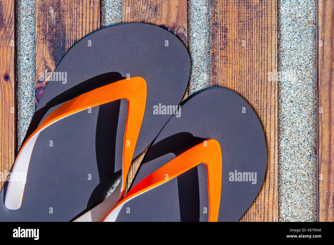 Mann Lebensstil flip flops auf hölzernen Sandstrand weg Entspannen Stockfoto