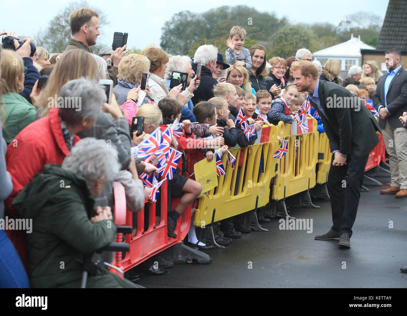 Prinz Harry trifft auf die Wellwisher, als er zu seinem Besuch in der Dorfhalle von St. Michael's auf Wyre in Lancashire kommt, als er im Anschluss an seinen Besuch in der überfluteten Dorf im Februar 2016. Stockfoto