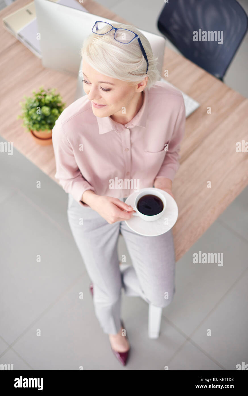 Smart Business Person mit Kaffee sitzen am Schreibtisch Stockfoto