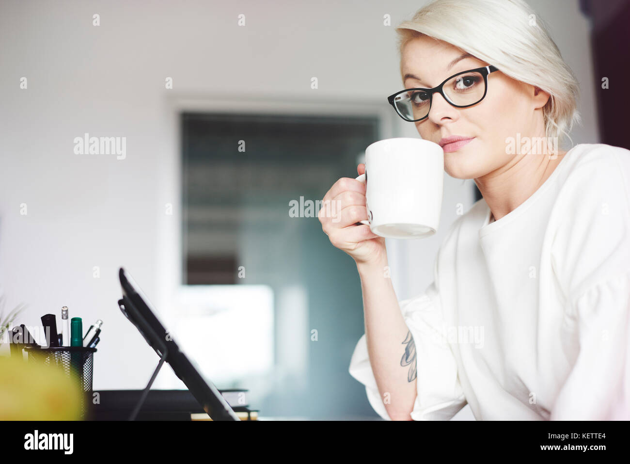 Serious Business Person trinken heißen Kaffee Stockfoto