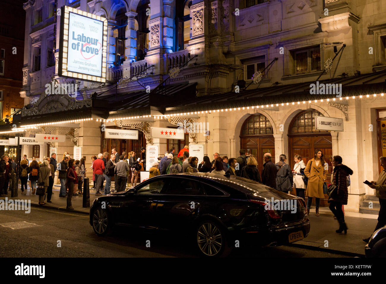 Theaterbesucher außerhalb des Noel Coward Theatre in St. Martin's Lane Warteschlange zu sehen Arbeit der Liebe, eine politische Komödie von James Graham und Hauptdarsteller Martin Freeman und Tamsin Greig, am 16. Oktober 2017 in London, England. Stockfoto