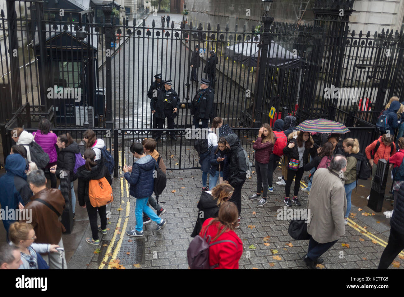 Bewaffnete Polizei Wache vor den Toren von Downing Street, die offizielle Residenz und Büros des britischen Premierministers Theresa May, am 19. Oktober 2017 in London, England. Stockfoto