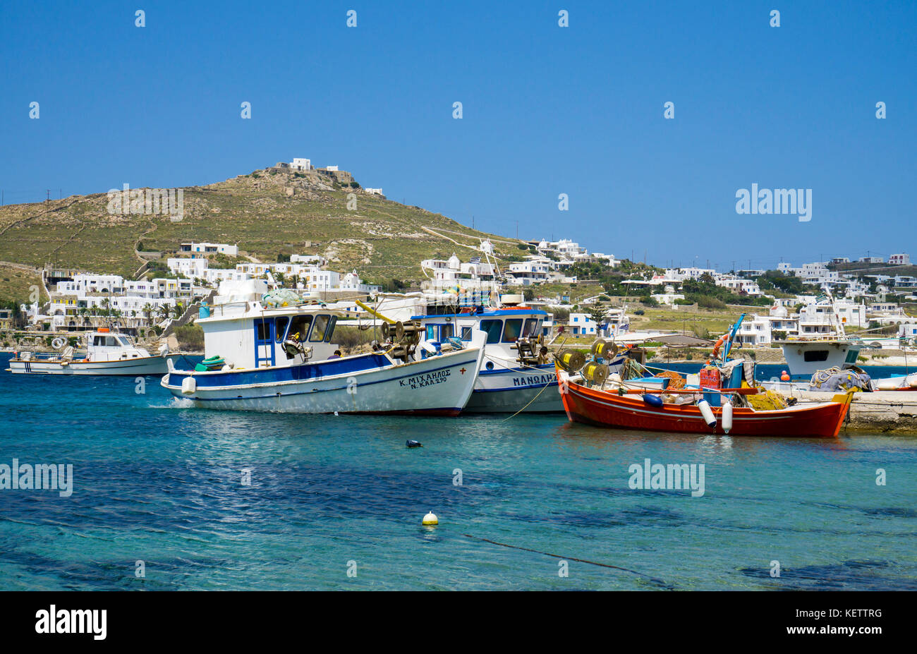 Fischerboote in der Bucht von Ornos, Mykonos, Kykladen, Griechenland Stockfoto