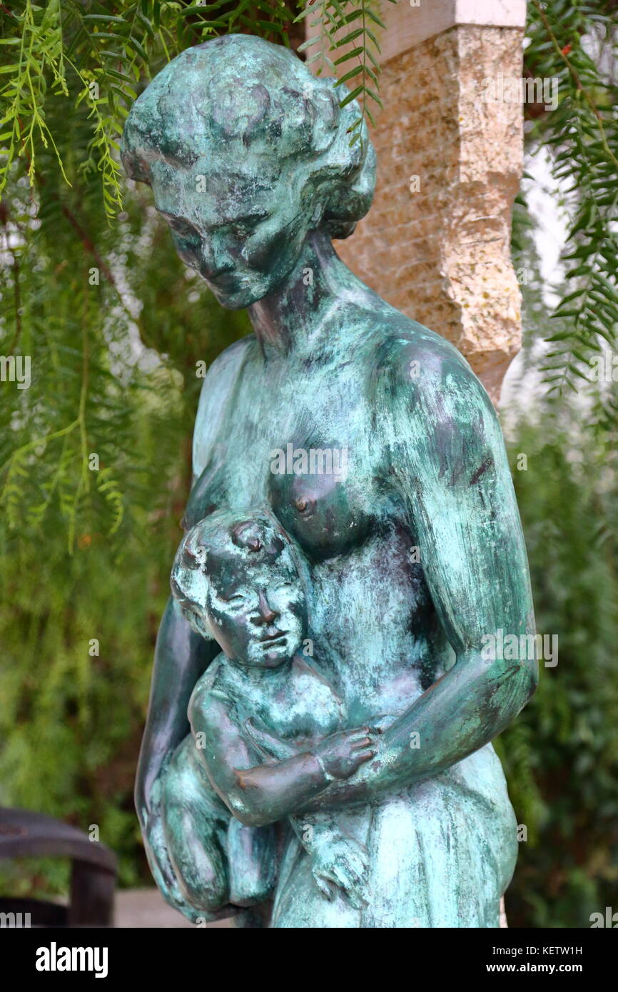 Bronze Skulptur einer Frau mit einem Kind von Pedro Anjos teixeirain die Stadt Sintra, Portugal Stockfoto