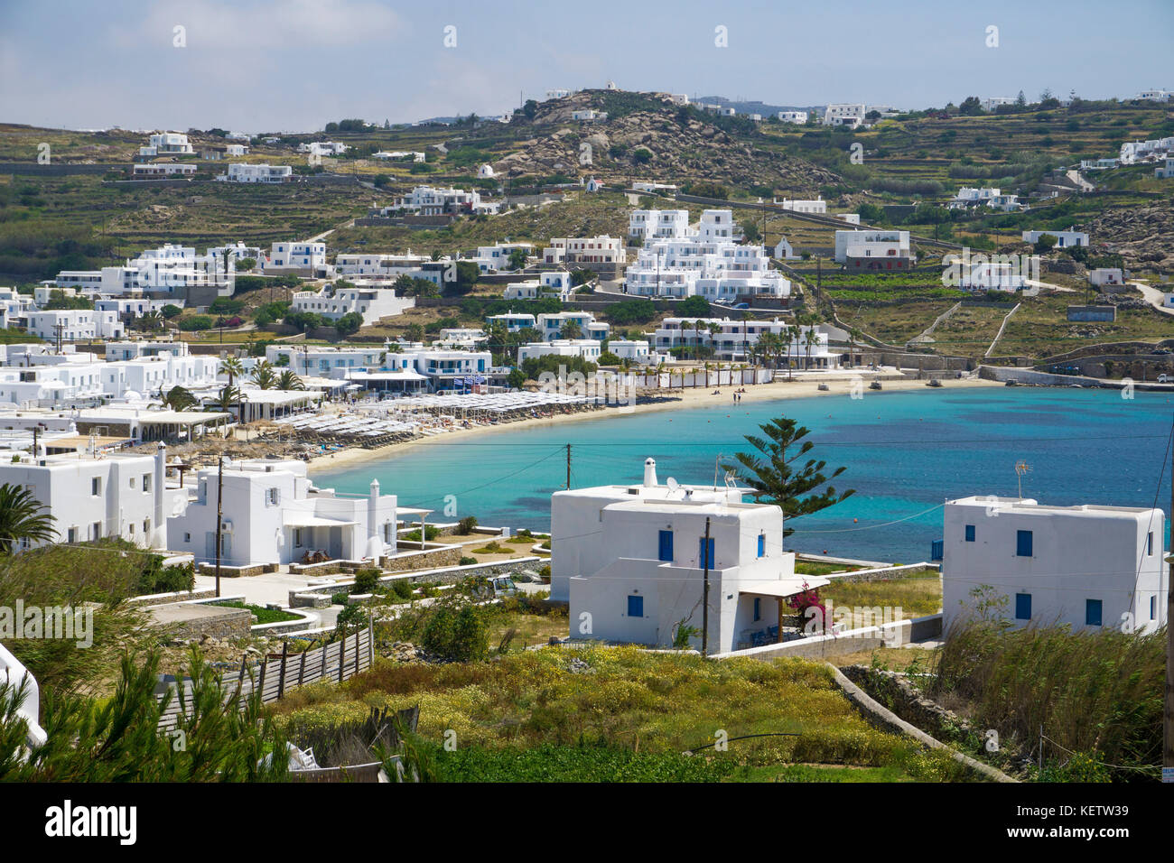 Strand von Ornos mit typischen weißen Ägäis cube Häuser, Mykonos, Griechenland Stockfoto