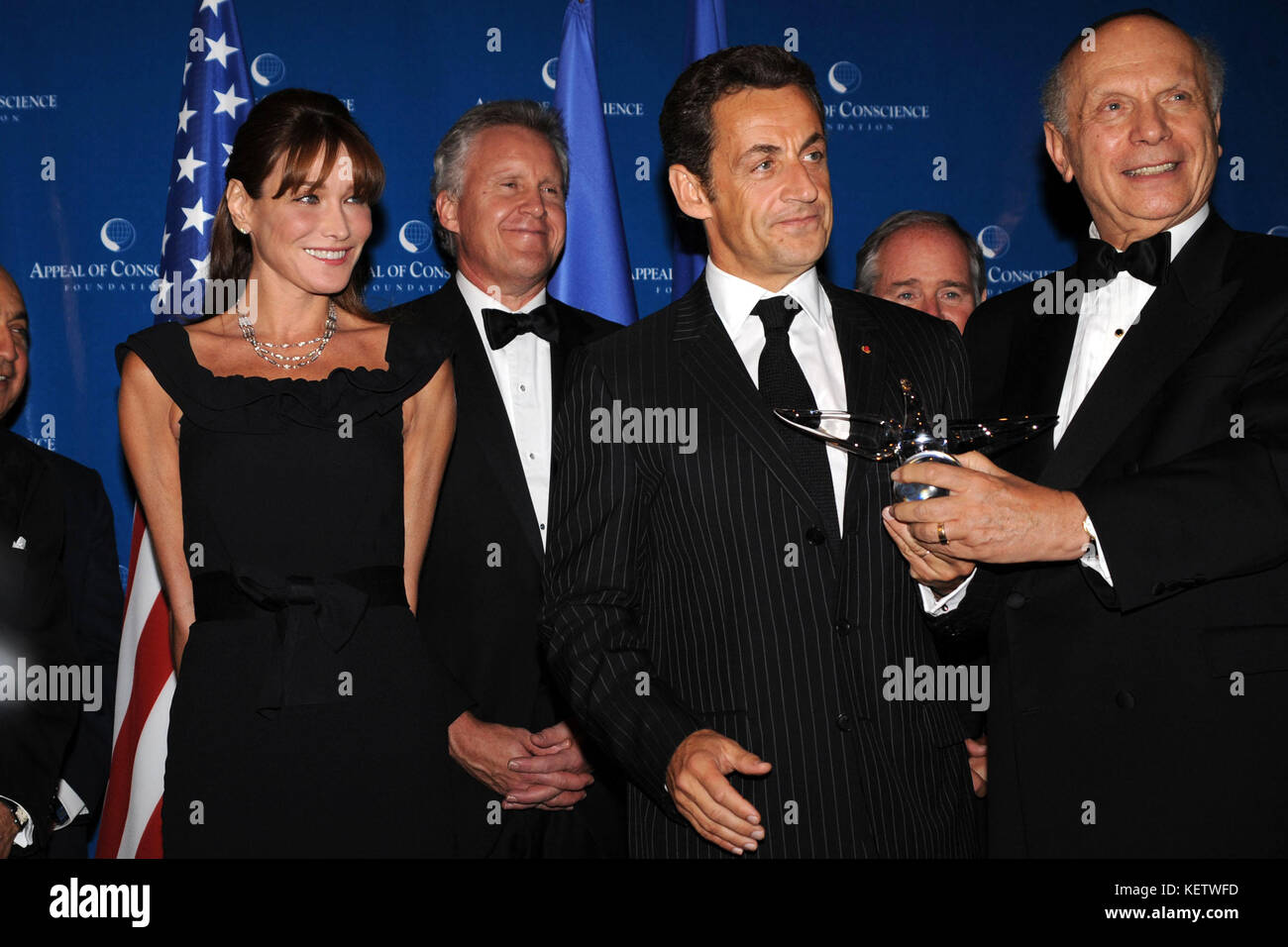 New YORK - 23. SEPTEMBER: Der französische Präsident Nicolas Sarkozy, die Ehefrau Carla Bruni Sarkozy und der ehemalige Staatssekretär Henry Kissinger nehmen an der 2008 Appeal of Conscience Foundation Preisverleihung Dinner im Waldorf-Astoria Hotel am 23. September 2008 in New York City Teil. Sarkozy wurde mit dem "Appeal of Conscience World Statesman Award" für "seine Führung bei der Förderung von Freiheit, Toleranz und interreligiösem Verständnis Menschen: Ralph Lauren Transmission Ref: MNC1 Hoo-Me.com / MediaPunch Stockfoto