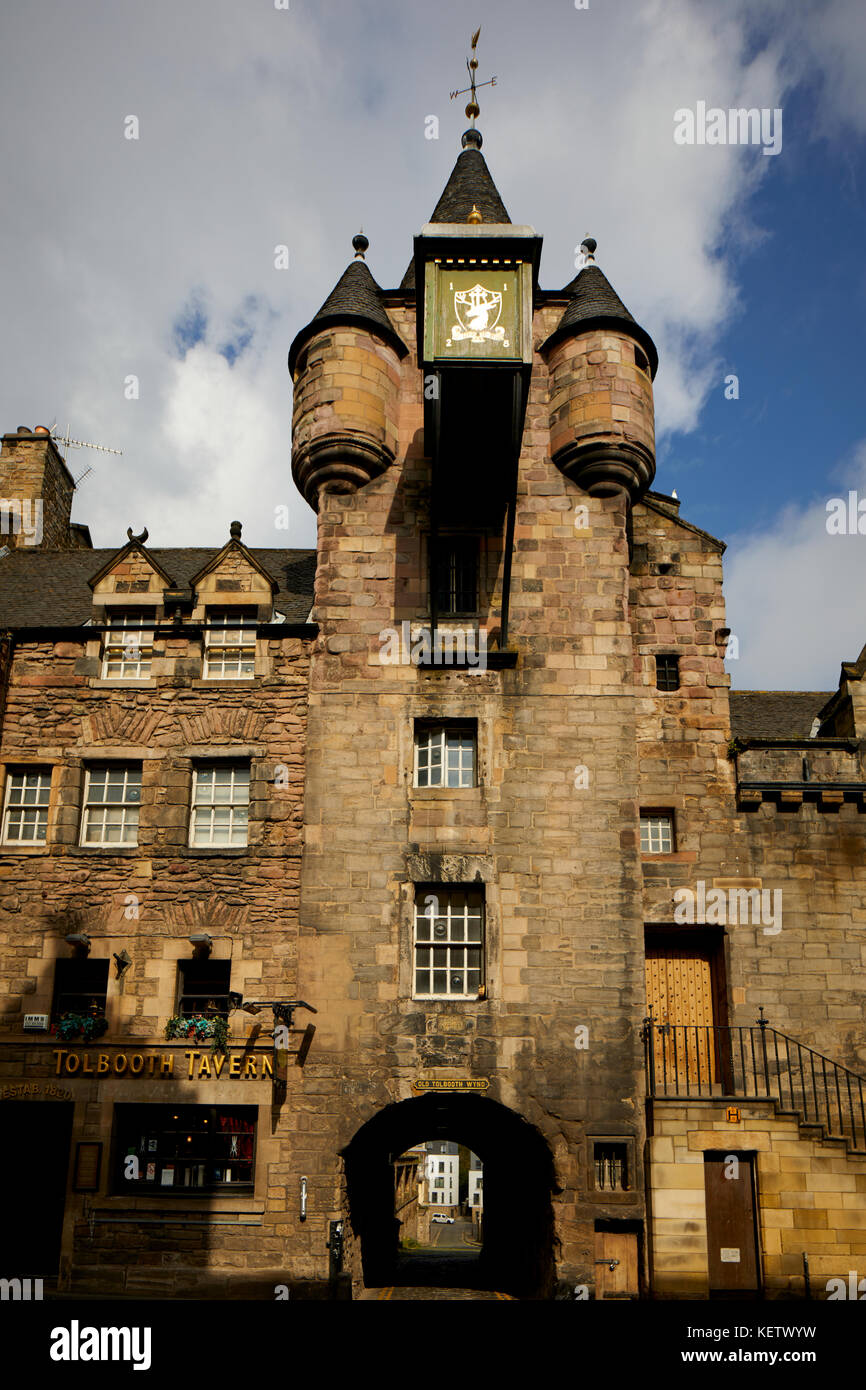 Reich verzierte street Clock auf historischen Edinburgh, Schottland, Canongate Mautstelle für die Mauterhebung verwendet hat auch ein Gefängnis, und ein Gericht auf der Royal Mil Stockfoto