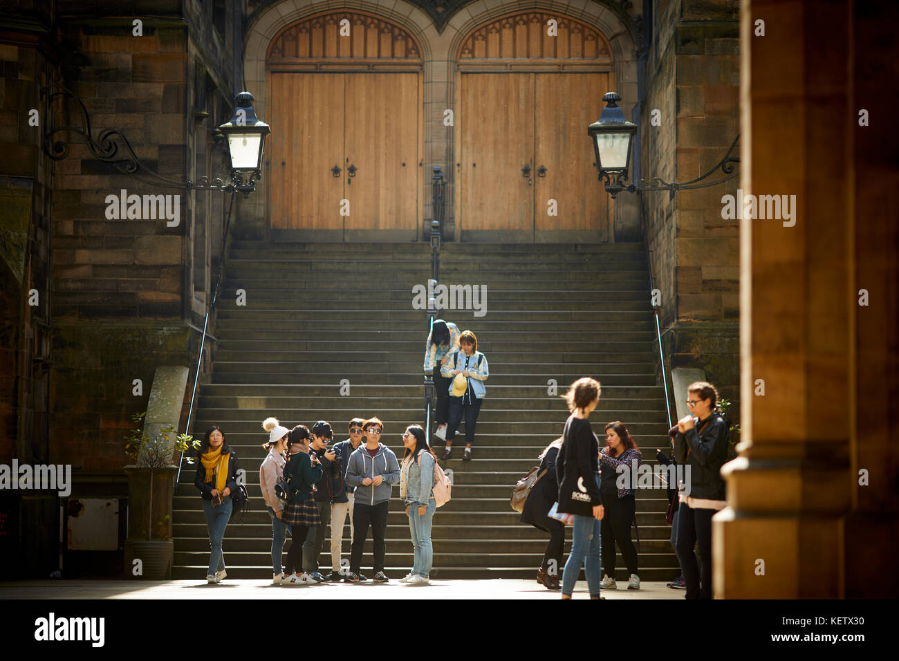 Schottland, New College an der Universität von Edinburgh Fakultät der Göttlichkeit Innenhof als Touristen die Treppe erkunden Stockfoto