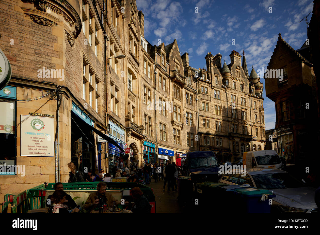 Edinburgh, Schottland bis zur Royal Mile, die High Street von Cockburn Street einen gewölbten Straße von unabhängigen Geschäften suchen Stockfoto