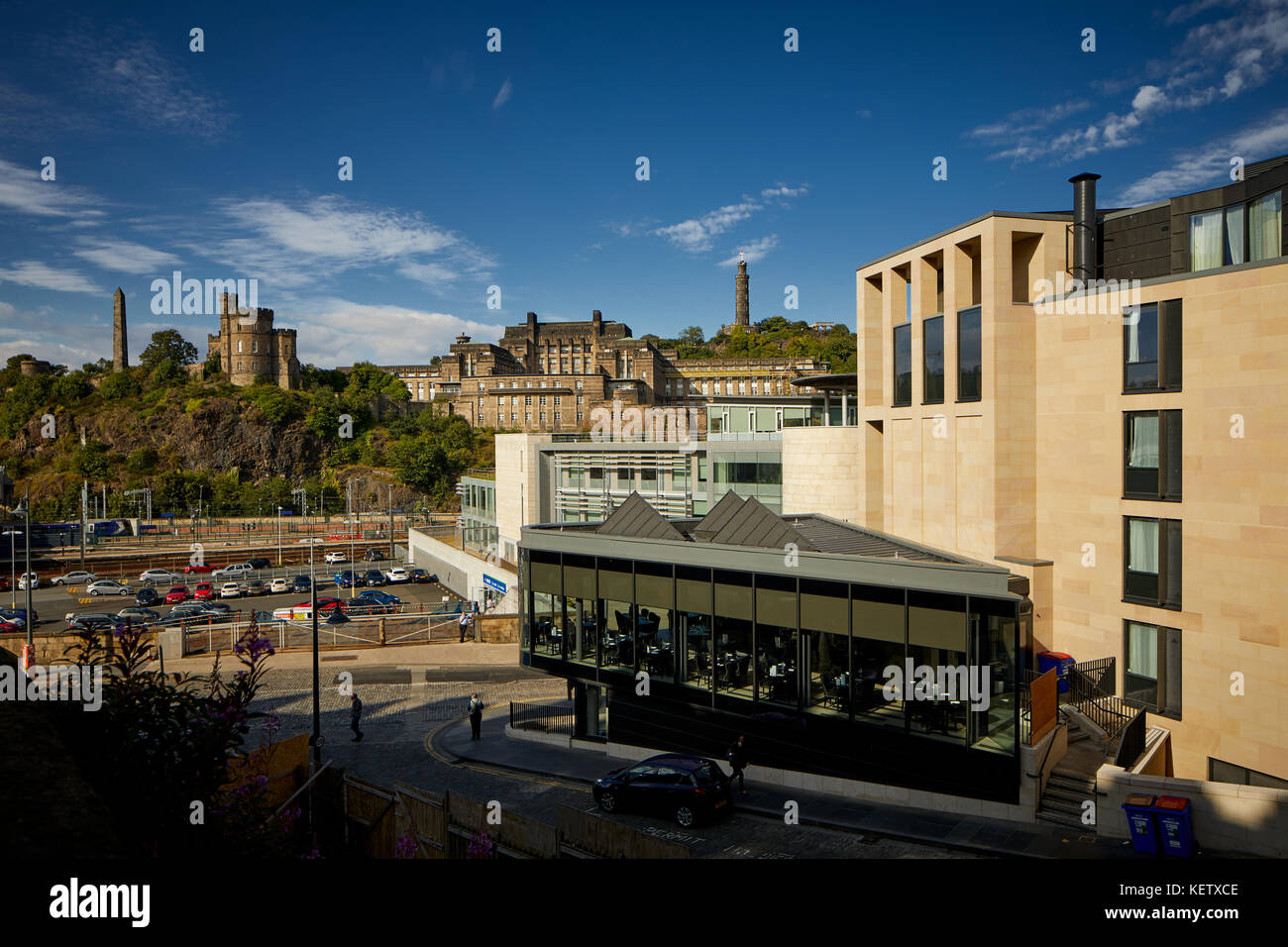 Historische Edinburgh, Schottland, dem Bahnhof Waverley, Ronaq indischen Restaurant, neue Waverley, Premier Inn Hotel, Calton Hill Stockfoto