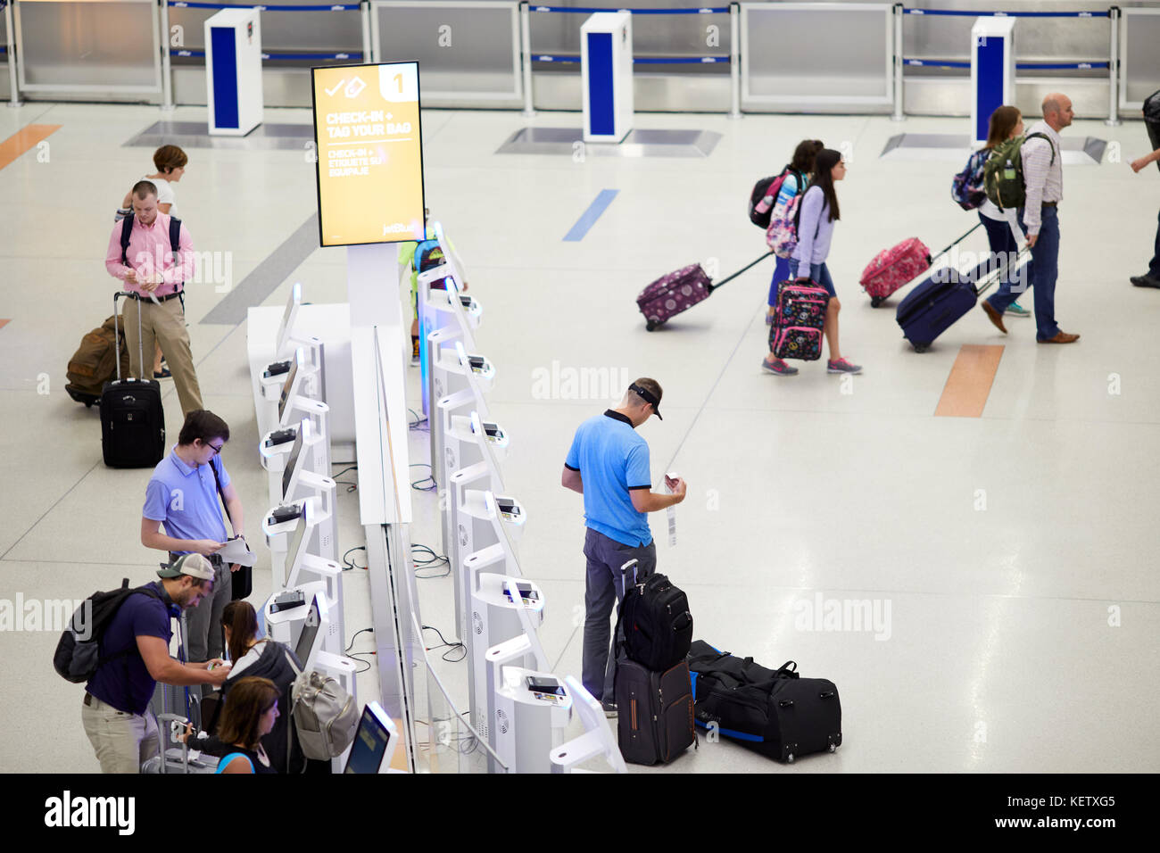 Boston Massachusetts New England Nordamerika USA, Jet Blue Self Check-in-Terminals am Flughafen Logan International Airport Terminal C Stockfoto