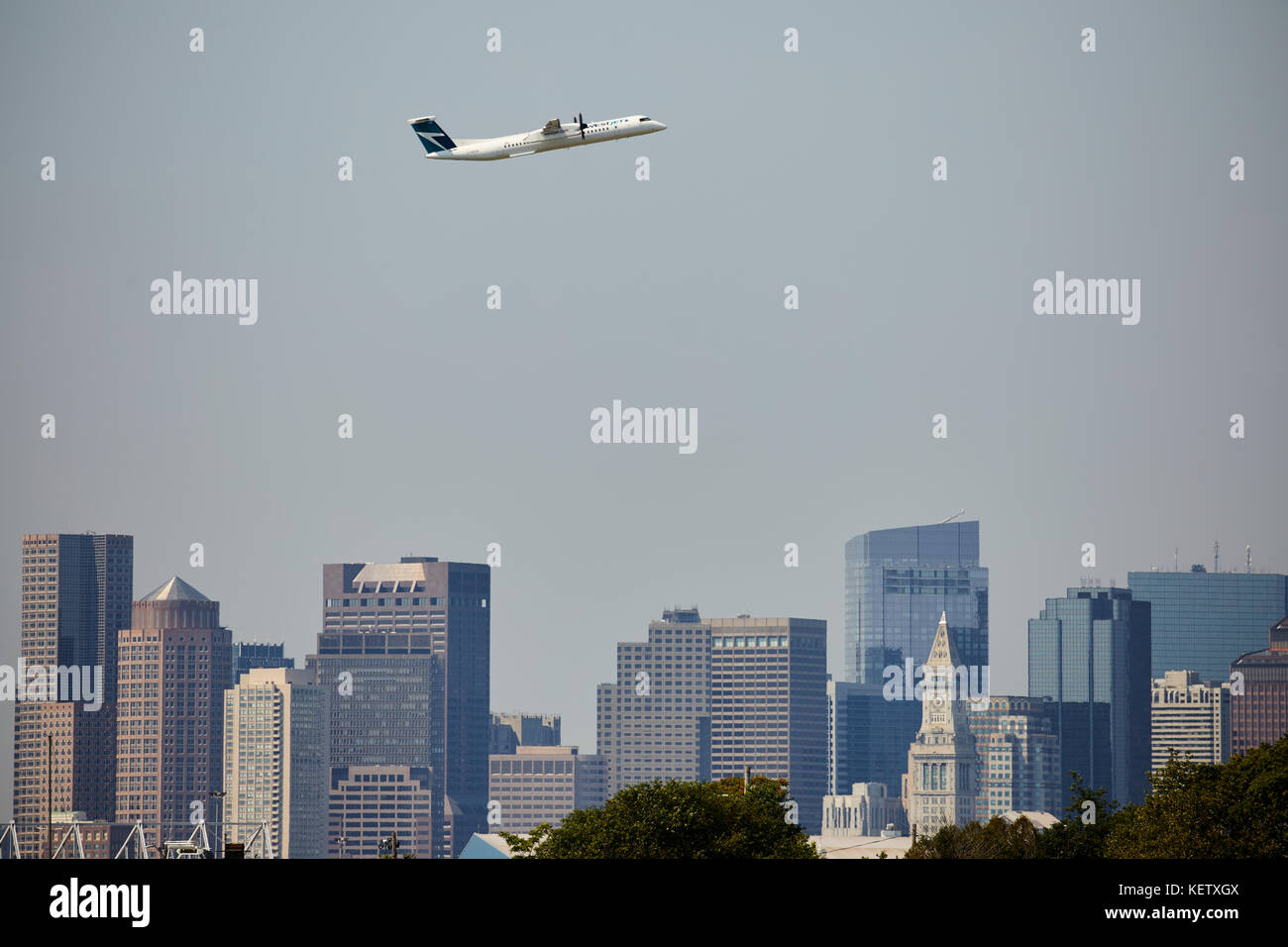 Boston Massachusetts New England Nordamerika USA, Boote in der Verfassung Strand am Logan International Airport und die Skyline der Stadt. Stockfoto Boston Massachusetts New England Nordamerika USA, Boote in der Verfassung Strand am Logan International Airport und die Skyline der Stadt. Stockfoto