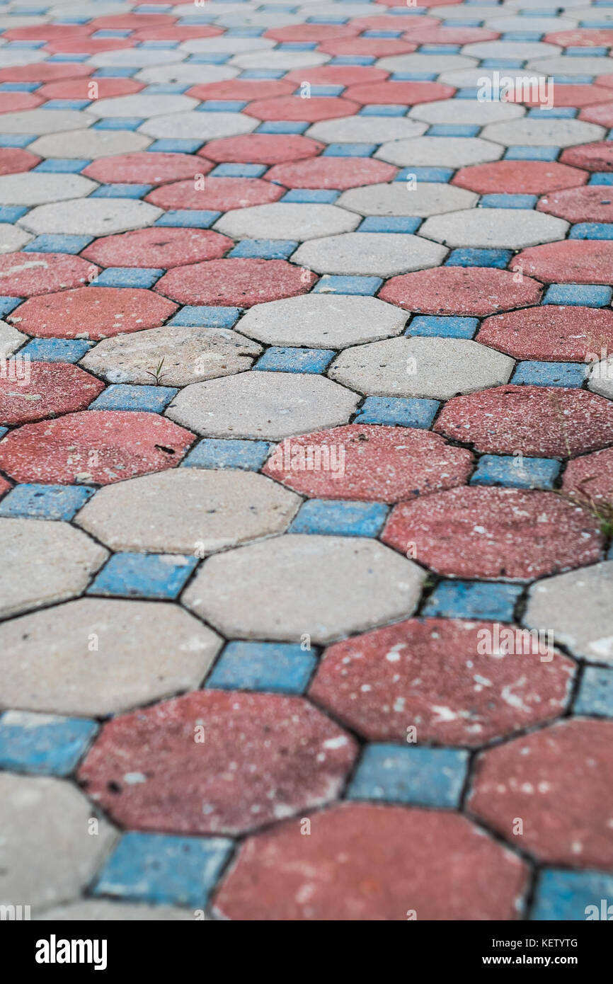 Achteck und quadratische Form Zement block Pavement in zufälliger Farbe Muster, selektive konzentrieren. Stockfoto