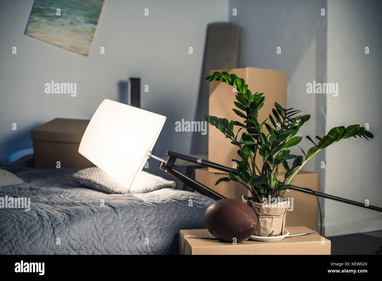 Dekorative Stehleuchte auf dem Bett Stockfoto