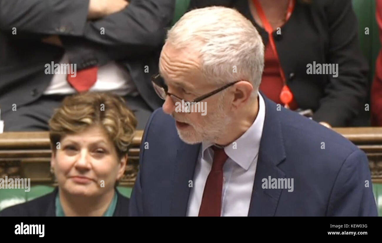 Der Vorsitzende der Labour Party, Jeremy Corbyn, reagiert auf die Erklärung von Premierministerin Theresa May vor Abgeordneten im Londoner Unterhaus zum Gipfel des Europäischen Rates in der vergangenen Woche. Stockfoto