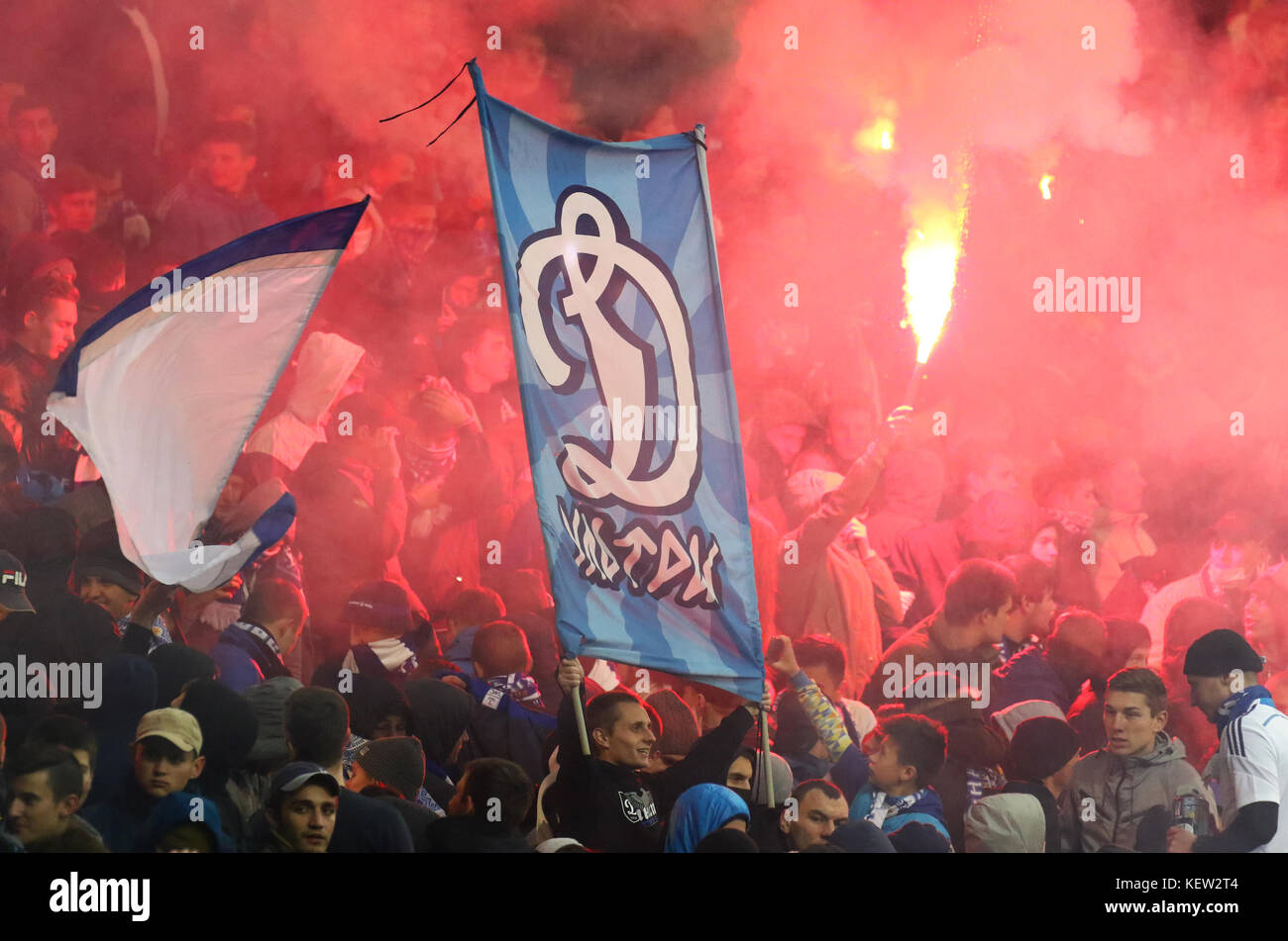 Kiew, Ukraine. 22.. Oktober 2017. FC Dynamo Kiew Ultras (Ultra-Anhänger) brennen während des Spiels der Ukrainischen Premier League gegen Schachtar Donezk im NSC-Olympiastadion in Kiew, Ukraine, Fackeln. Quelle: Oleksandr Prykhodko/Alamy Live News Stockfoto