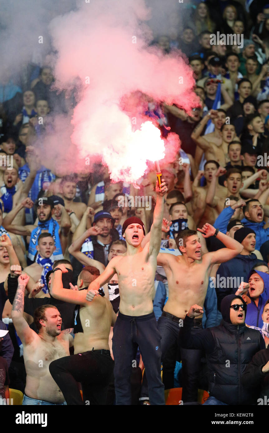 Kiew, Ukraine. 22.. Oktober 2017. FC Dynamo Kiew Ultras (Ultra-Anhänger) brennen während des Spiels der Ukrainischen Premier League gegen Schachtar Donezk im NSC-Olympiastadion in Kiew, Ukraine, Fackeln. Quelle: Oleksandr Prykhodko/Alamy Live News Stockfoto