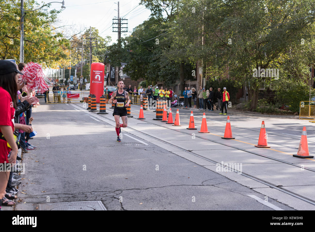 Toronto, Kanada. 22 Okt, 2017. kanadischen Marathonläufer Eoin craigie Bestehen der 33 km turnaround Point an der Scotiabank Toronto waterfront Marathon 2017. Er den Fünfundzwanzigsten Platz im Rennen erreicht. Credit: yl images/alamy leben Nachrichten Stockfoto