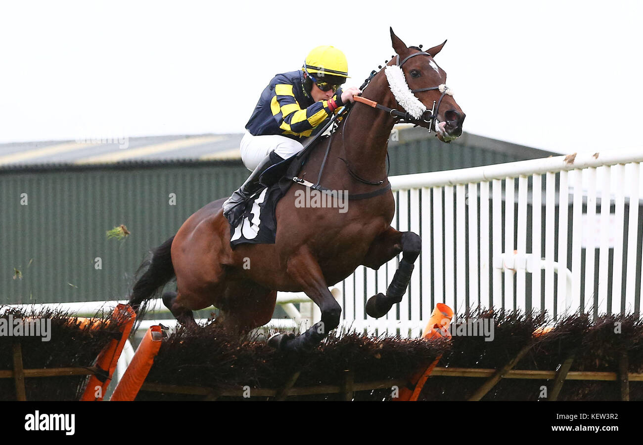 Plumpton, UK. 23 Okt, 2017. Conor O'Farrell und Kenianischen löschen die letzte der Ruhestand Dörfer Novizen "Handicap Hürde bei Plumpton racecourse zu gewinnen. Credit: James Boardman/Alamy leben Nachrichten Stockfoto