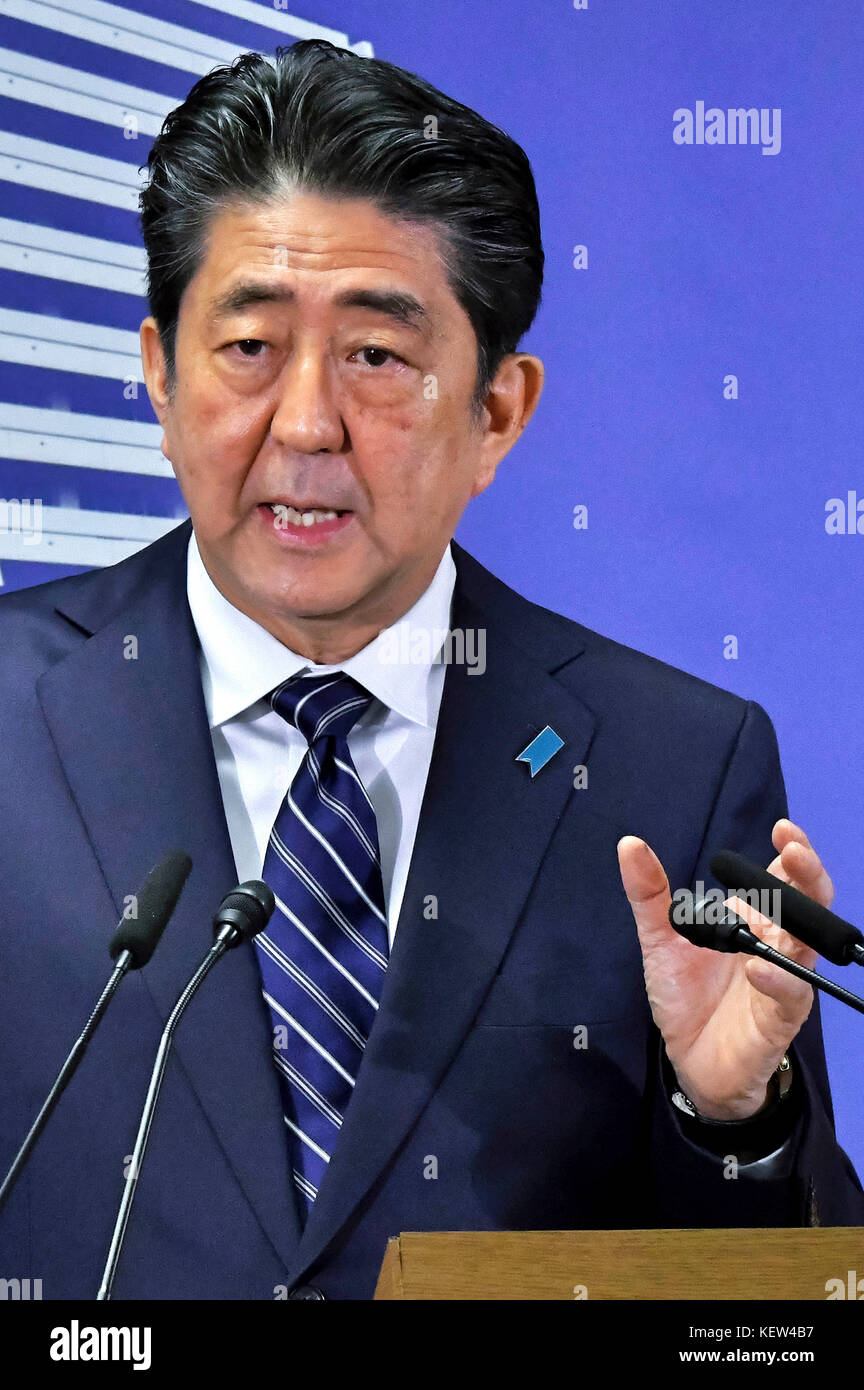 Tokio, Japan. 23 Okt, 2017. Premierminister Japans Minister und der regierenden Liberaldemokratischen Partei (LDP) Präsident Shinzo Abe während der Pressekonferenz an seinem ldp Sitz in Tokio spricht, Japan am 23. Oktober 2017. Credit: geisler - fotopress/alamy leben Nachrichten Stockfoto