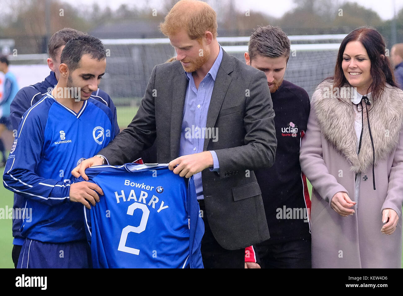 Preston, Großbritannien. Oktober 2017. Prinz Harry besuchte die Sportarena der University of Central Lancashire (UCLan), wo er das Sir Tom Finney Soccer Development Center und den Lancashire Bombers Wheelchair Basketball Club sah - zwei Gemeinschaftsorganisationen, die die Macht des Sports als Mittel für soziale Entwicklung und Integration nutzen. Während des Besuchs wird seine Königliche Hoheit eine vielfältige Gruppe von Menschen aller Altersgruppen und Fähigkeiten treffen, die gemeinsam an Trainingseinheiten und lokalen Ligen teilnehmen, um neue und einzigartige Freundschaften aufzubauen. Kredit: Paul Melling/Alamy Live Nachrichten Stockfoto