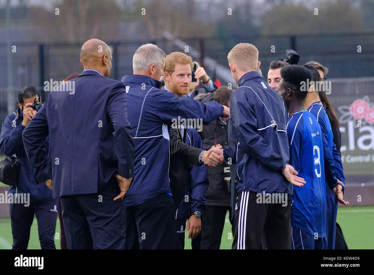 Preston, Großbritannien. Oktober 2017. Prinz Harry besuchte die Sportarena der University of Central Lancashire (UCLan), wo er das Sir Tom Finney Soccer Development Center und den Lancashire Bombers Wheelchair Basketball Club sah - zwei Gemeinschaftsorganisationen, die die Macht des Sports als Mittel für soziale Entwicklung und Integration nutzen. Während des Besuchs wird seine Königliche Hoheit eine vielfältige Gruppe von Menschen aller Altersgruppen und Fähigkeiten treffen, die gemeinsam an Trainingseinheiten und lokalen Ligen teilnehmen, um neue und einzigartige Freundschaften aufzubauen. Kredit: Paul Melling/Alamy Live Nachrichten Stockfoto