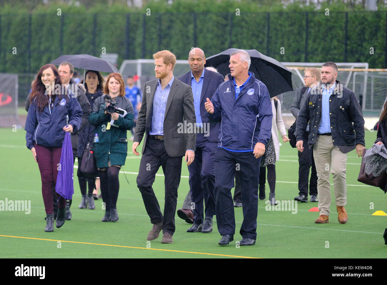 Preston, Großbritannien. Oktober 2017. Prinz Harry besuchte die Sportarena der University of Central Lancashire (UCLan), wo er das Sir Tom Finney Soccer Development Center und den Lancashire Bombers Wheelchair Basketball Club sah - zwei Gemeinschaftsorganisationen, die die Macht des Sports als Mittel für soziale Entwicklung und Integration nutzen. Während des Besuchs wird seine Königliche Hoheit eine vielfältige Gruppe von Menschen aller Altersgruppen und Fähigkeiten treffen, die gemeinsam an Trainingseinheiten und lokalen Ligen teilnehmen, um neue und einzigartige Freundschaften aufzubauen. Kredit: Paul Melling/Alamy Live Nachrichten Stockfoto