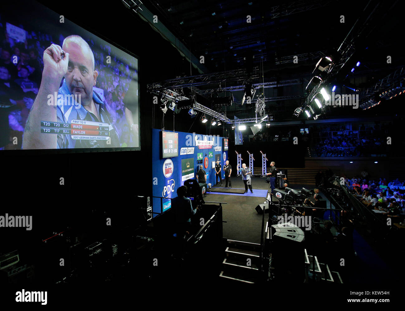 Düsseldorf, Deutschland. Oktober 2017. World Series of Darts, Deutsche Meister am 21. 10. 2017 in der Castello - Arena in Düsseldorf Halbfinale Phil TAYLOR (The Power ) beim Wurf in dem Halbfinale gegen James WADE (The Machine) (eng) Foto: Norbert Schmidt, Düsseldorf Quelle: norbert schmidt/Alamy Live News Stockfoto