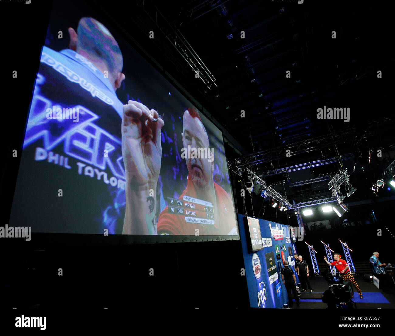 Düsseldorf, Deutschland. Oktober 2017. World Series of Darts, Deutsche Meister am 21. 10. 2017 in der Castello - Arena in Dusseldorf Finale der Wurf von Peter WRIGHT (Snake Bite ) (SCO) 2.v.re.- wird auf dem Riesenbildschirm Ÿbergro§ dargestellt, wŠhrend Finalgegner Phil TAYLOR (The Power ) (eng ) re.- das Geschehen auf der BŸhne nicht beobachtet. Foto: Norbert Schmidt, Düsseldorf Quelle: norbert schmidt/Alamy Live News Stockfoto