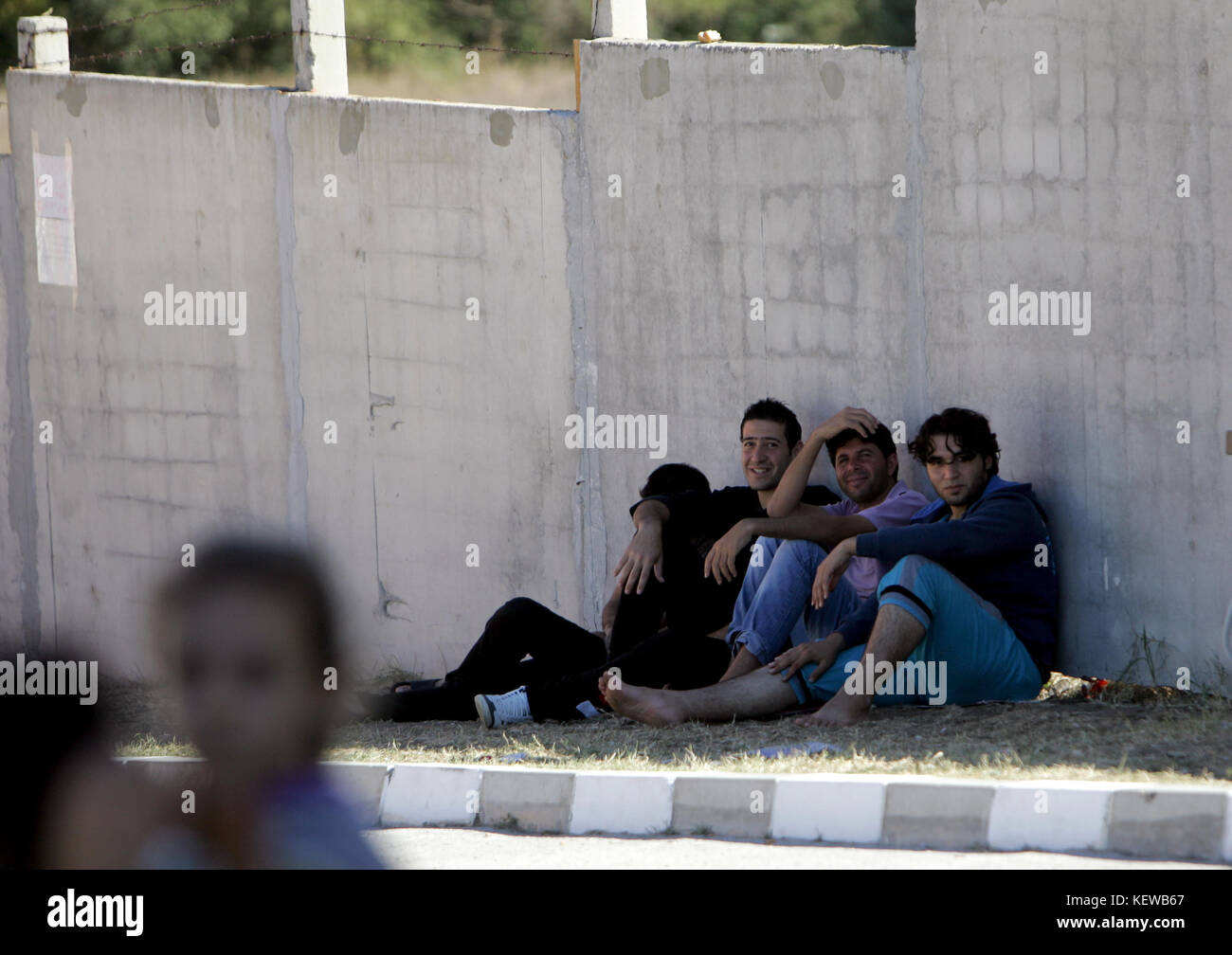 PASTROGOR, BULGARIEN - 25. SEPTEMBER: Syrische Flüchtlinge ruhen sich am 25. September 2013 in einem Internierungslager in Pastrogor aus. Stockfoto