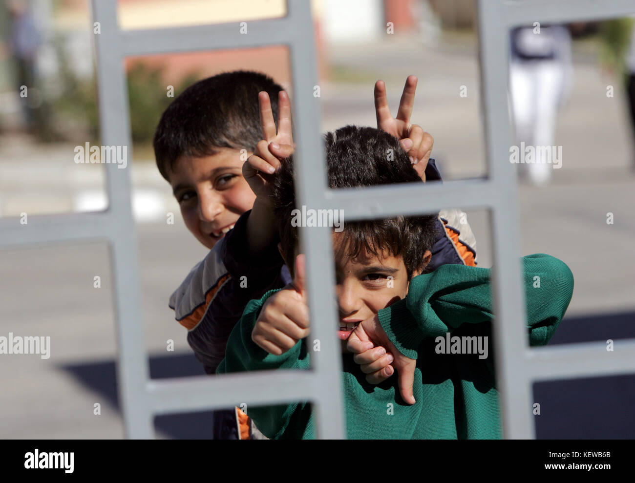 Pastrogor, Bulgarien - 25. September: Nicht identifizierte syrische Flüchtlinge Jungen zeigt Frieden anmelden Detention Center in der Stadt pastrogor am 25. September 2013 in pastrogor, Bulgarien. Stockfoto