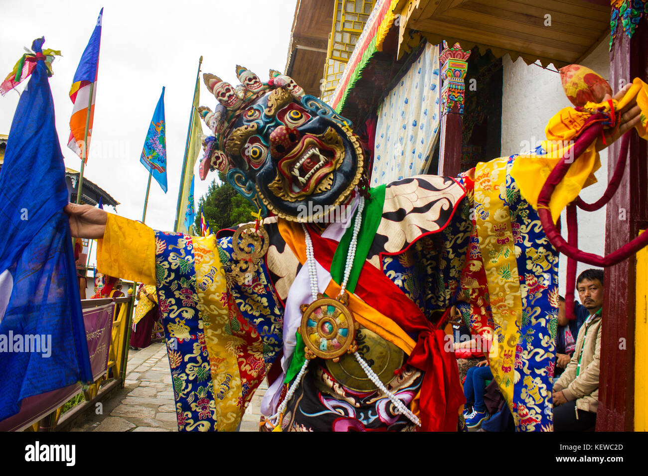 29. August 2015 – Freundschaft, Harmonie, ein hoher Berg und eine zornvolle Gottheit – das sind die vier Dinge, die Pang Lhabsol, ein jährliches Festival in Sikkim, thematisiert. Der friedliche Bergstaat wurde einst durch Streit und Feindschaft zwischen den Lepchas und den Bhutias (tibetischen Ursprungs) zerrissen. Die Einheimischen glauben, dass Pang Lhabsol erstmals im 13. Jahrhundert gefeiert wurde, um den Beginn friedlicher Beziehungen zwischen den kriegerischen Gruppen zu markieren. Der Lepcha-Häuptling Thekongtek und der tibetische Kronprinz Khya Bumsa errichteten neun Platten in Kabilunchok (nahe Gangtok, der heutigen Hauptstadt), gebundene Tierdärme aro Stockfoto