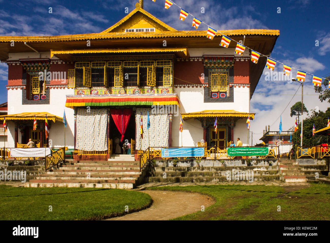 August 29, 2015 - Freundschaft, Harmonie, einem erhabenen Berg und eine zornvolle Gottheit''" Das sind die vier Dinge, die Pang lhabsol, ein jährliches Festival in Sikkim, über ist. Der friedlichen Hügel - Zustand war einmal zerrissen durch Streit und Feindschaft zwischen Die lepchas und bhutias (des tibetischen Ursprungs). Die Einheimischen glauben, dass Pang lhabsol erste gefeiert wurde irgendwann im 13. Jahrhundert der Anfang der friedlichen Beziehungen zwischen den kriegführenden Gruppen zu markieren. lepcha Chief thekongtek und tibetischen Kronprinz khya bumsa neun Platten errichtet an kabilunchok (in der Nähe von Gangtok, die Hauptstadt), gebunden Tierdärme aro Stockfoto