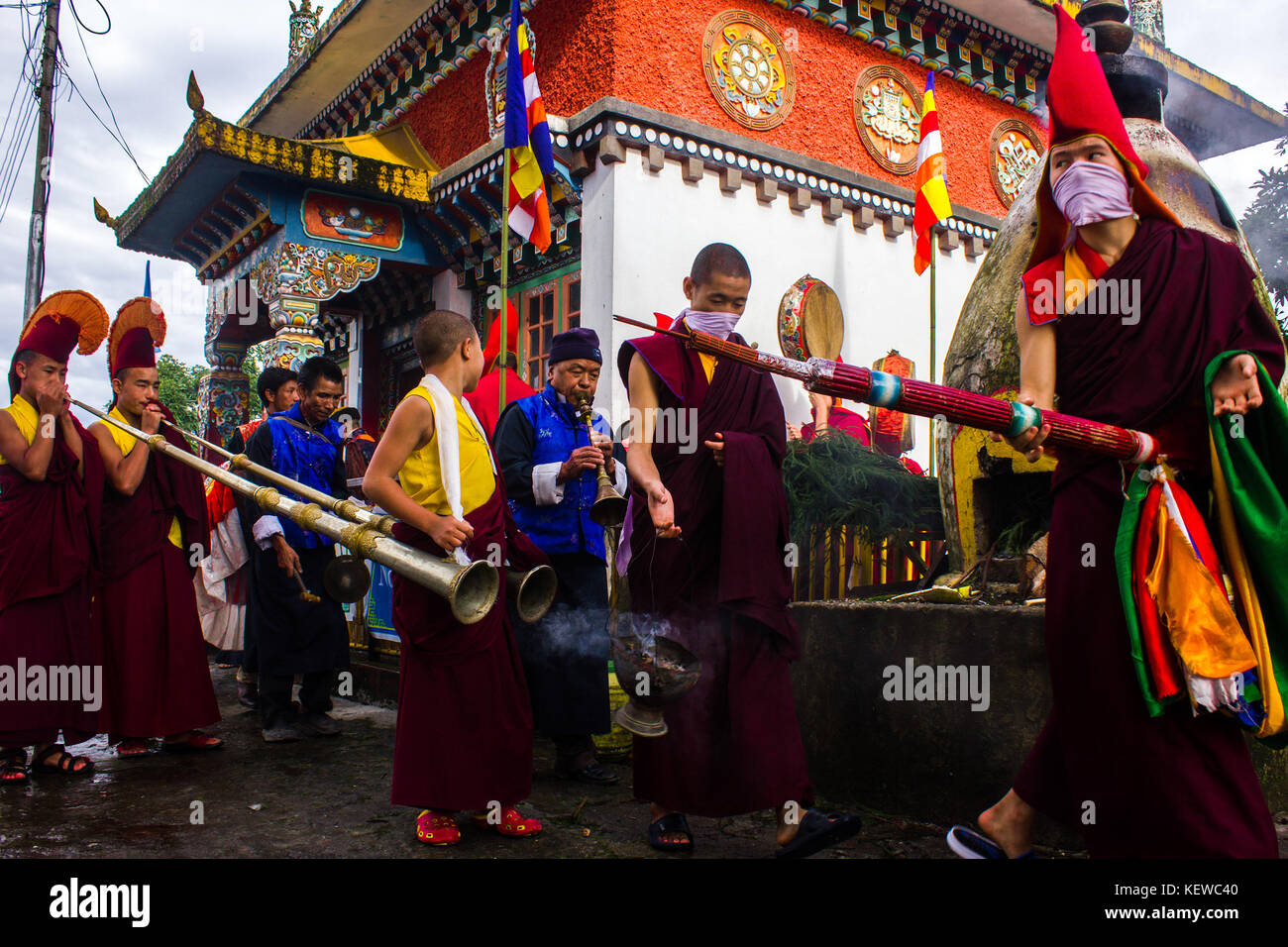 August 29, 2015 - Freundschaft, Harmonie, einem erhabenen Berg und eine zornvolle Gottheit''" Das sind die vier Dinge, die Pang lhabsol, ein jährliches Festival in Sikkim, über ist. Der friedlichen Hügel - Zustand war einmal zerrissen durch Streit und Feindschaft zwischen Die lepchas und bhutias (des tibetischen Ursprungs). Die Einheimischen glauben, dass Pang lhabsol erste gefeiert wurde irgendwann im 13. Jahrhundert der Anfang der friedlichen Beziehungen zwischen den kriegführenden Gruppen zu markieren. lepcha Chief thekongtek und tibetischen Kronprinz khya bumsa neun Platten errichtet an kabilunchok (in der Nähe von Gangtok, die Hauptstadt), gebunden Tierdärme aro Stockfoto