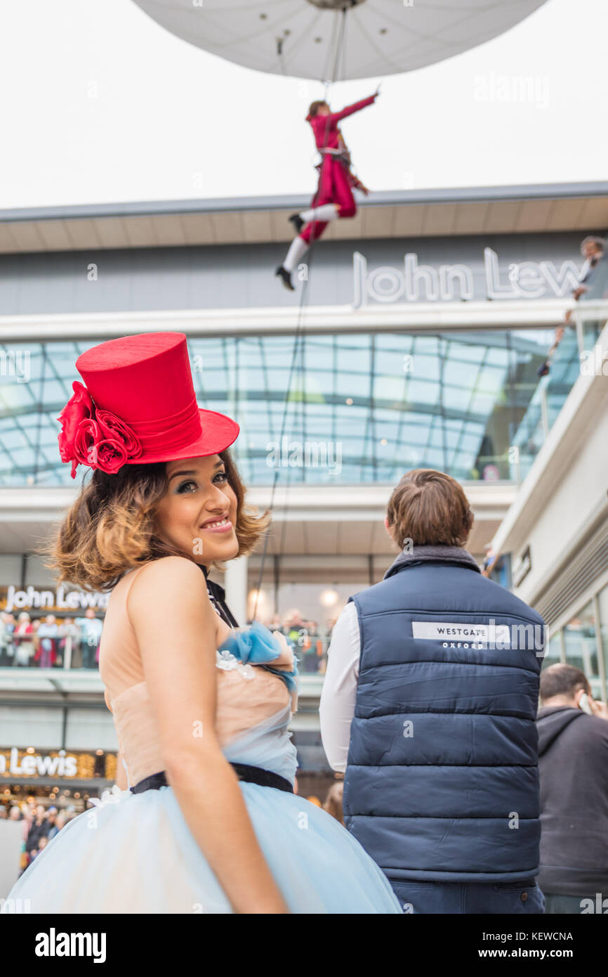 Oxford, UK. 24 Okt, 2017. Alice im Wunderland themed zeigen Köstlichkeiten Shopper in der Oxford neuer look Westgate Mitte. Credit: David Dixon/alamy leben Nachrichten Stockfoto