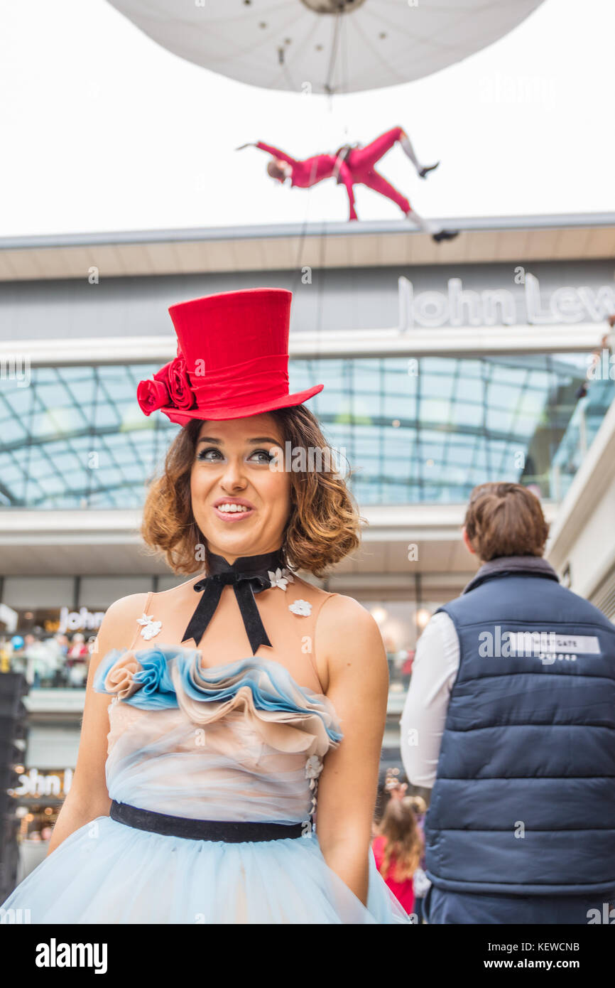 Oxford, UK. 24 Okt, 2017. Alice im Wunderland themed zeigen Köstlichkeiten Shopper in der Oxford neuer look Westgate Mitte. Credit: David Dixon/alamy leben Nachrichten Stockfoto