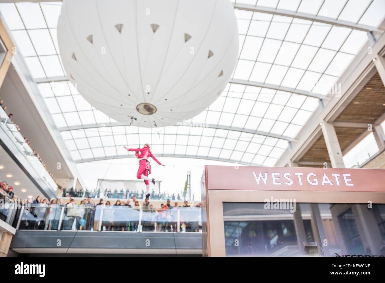 Oxford, UK. 24 Okt, 2017. Käufer eine Alice im Wunderland themed Ballon Schauspiel für Westgate Mitte Grand opening in Oxford genießen. Credit: David Dixon/alamy leben Nachrichten Stockfoto