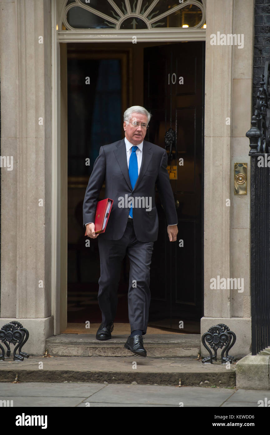 Downing Street, London, Großbritannien. 24. Oktober 2017. Sir Michael Fallon, Staatssekretär für Verteidigung, verlässt die Downing Street an einem grauen Herbstmorgen nach einer langen Kabinettssitzung. Quelle: Malcolm Park/Alamy Live News. Stockfoto