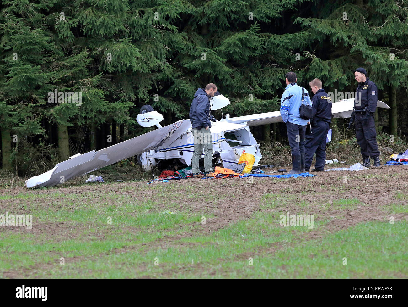 Nizkov, Tschechische Republik. Oktober 2017. Ein kleines Sportflugzeug stürzte am 24. Oktober 2017 in der Nähe des Dorfes Nizkov in der Region Vysocina in der Tschechischen Republik ab. Die zweiköpfige Besatzung wurde schwer verletzt. Sie sind Ausländer im Alter von 63 und 57 Jahren. Die Unfallursache wird von Polizisten untersucht. Quelle: LIBOR Plihal/CTK Photo/Alamy Live News Stockfoto