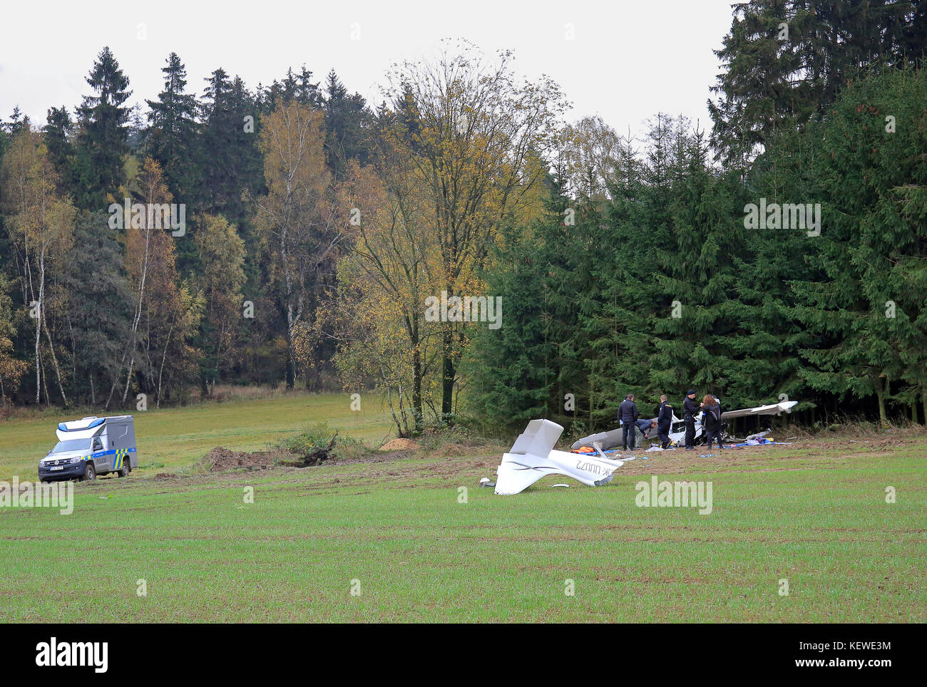 Nizkov, Tschechische Republik. Oktober 2017. Ein kleines Sportflugzeug stürzte am 24. Oktober 2017 in der Nähe des Dorfes Nizkov in der Region Vysocina in der Tschechischen Republik ab. Die zweiköpfige Besatzung wurde schwer verletzt. Sie sind Ausländer im Alter von 63 und 57 Jahren. Die Unfallursache wird von Polizisten untersucht. Quelle: LIBOR Plihal/CTK Photo/Alamy Live News Stockfoto