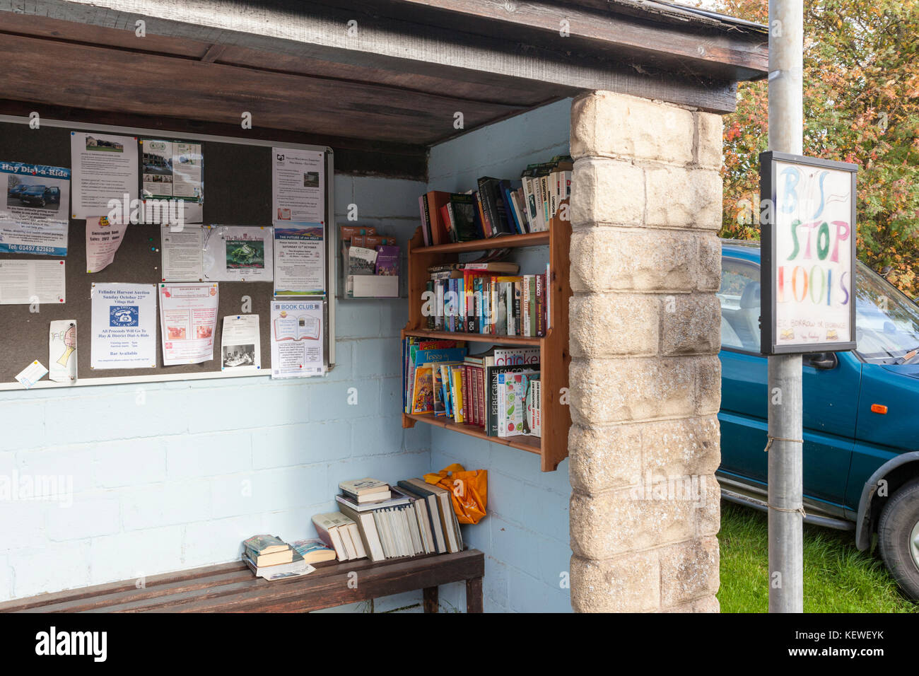 Bushaltestelle Bücher (zu betteln, leihen oder Exchange) in einer Bushaltestelle auf die Brecon Beacons an Felindre, Powys, Wales UK Stockfoto