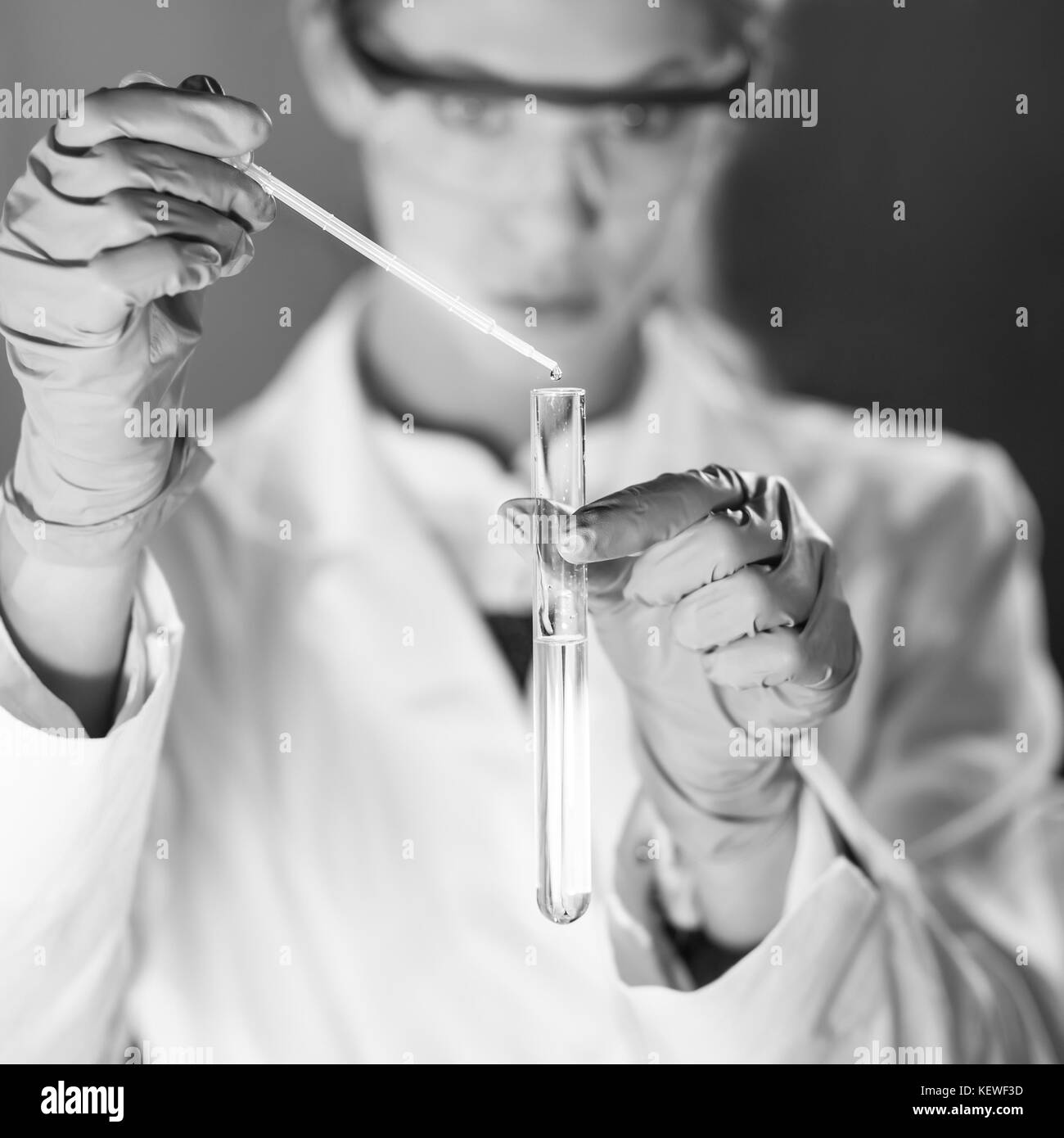 Junge Wissenschaftler Pipettieren im Life Science Laboratorium Stockfotografie Alamy