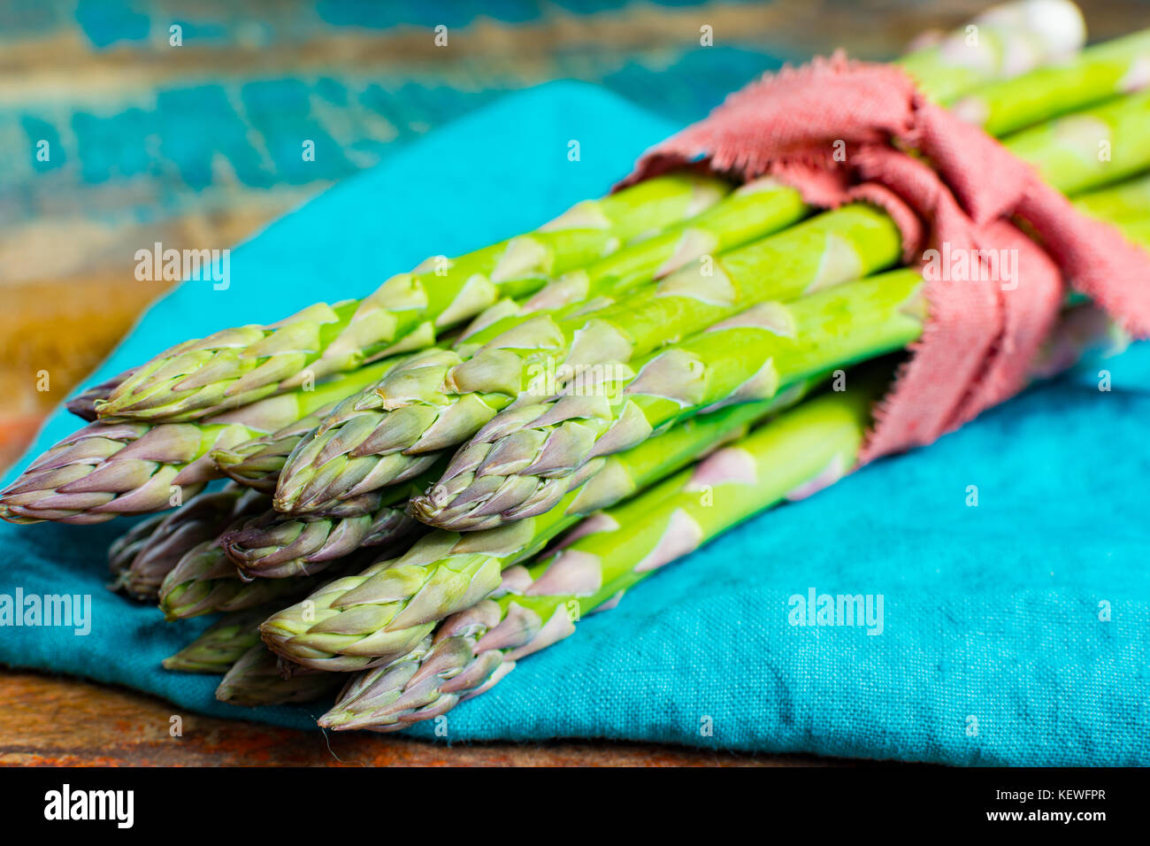 Grüne junge Spargel Triebe - Premium healtry Essen, bereit, zu kochen und für Grill Nahaufnahme Stockfoto